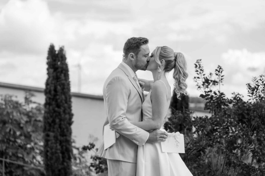 Hochzeit Villa Oriental | Editorial Summer Vibes & Live Cooking 321 Brautpaar küsst sich im Garten