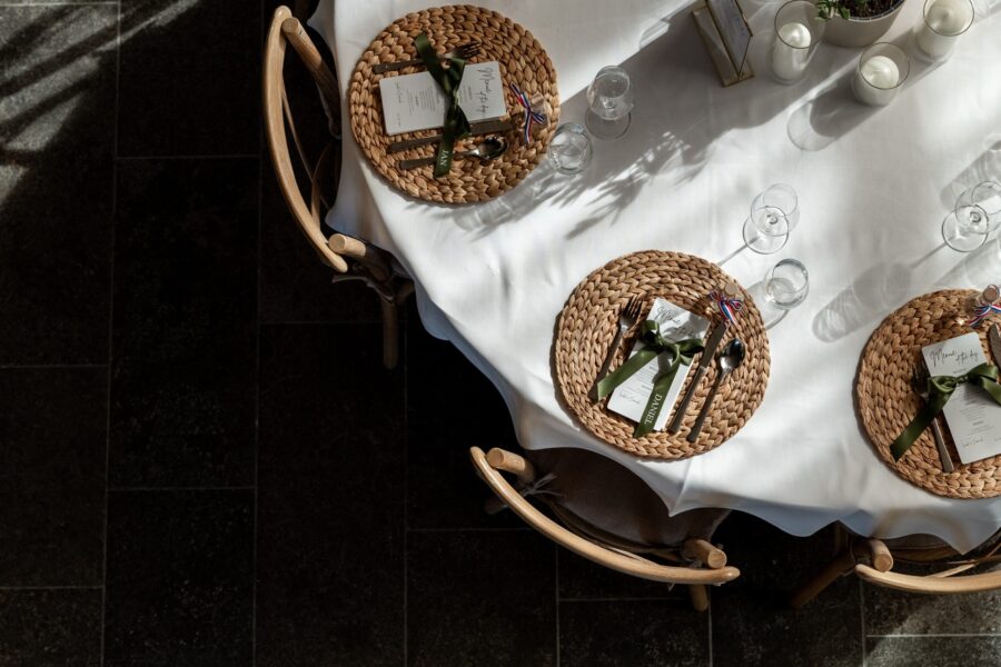 Gedeckter Hochzeitstisch mit Menükarten und Kerzen