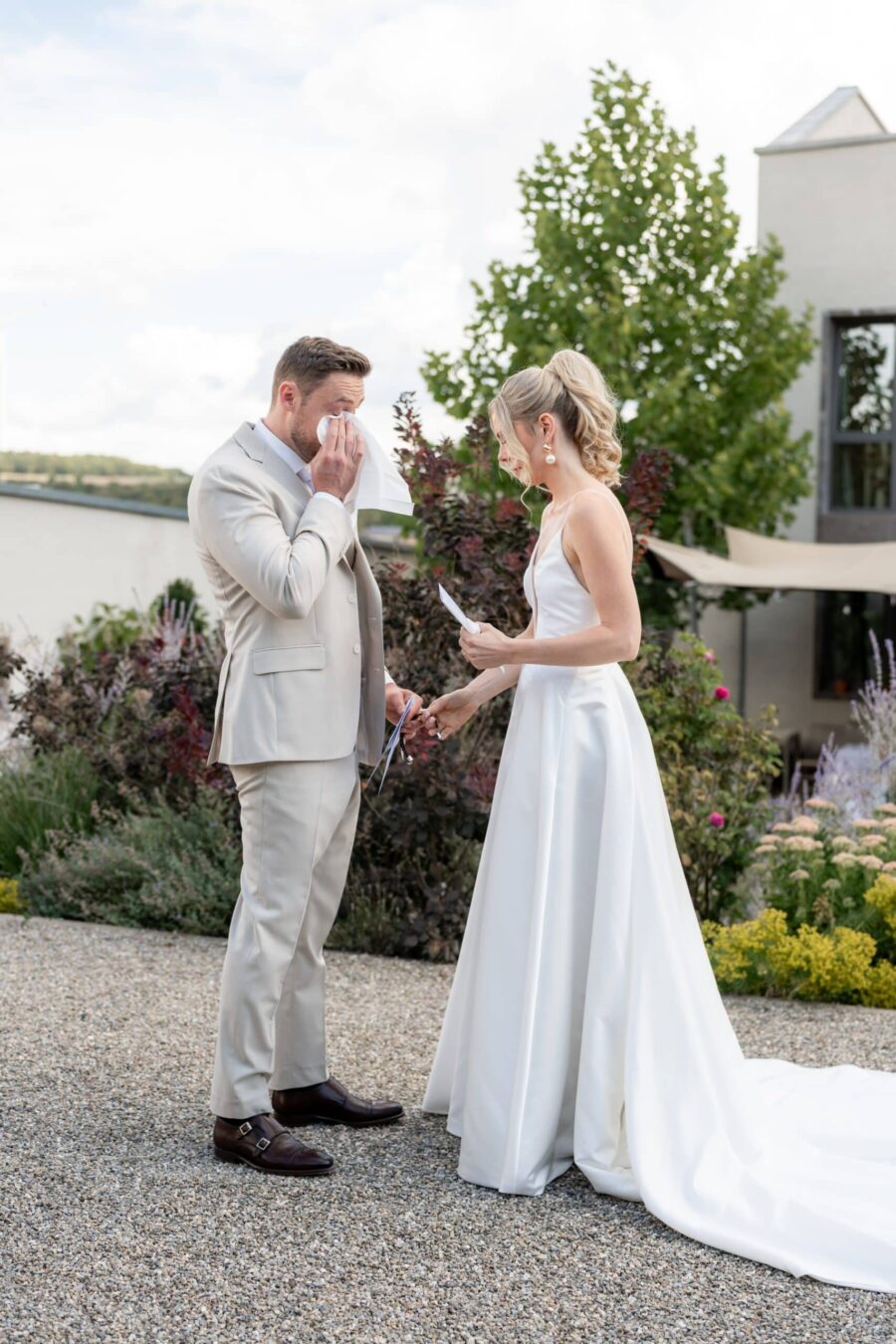 Hochzeit Villa Oriental | Editorial Summer Vibes & Live Cooking 49 Brautpaar bei emotionalem Moment im Garten.