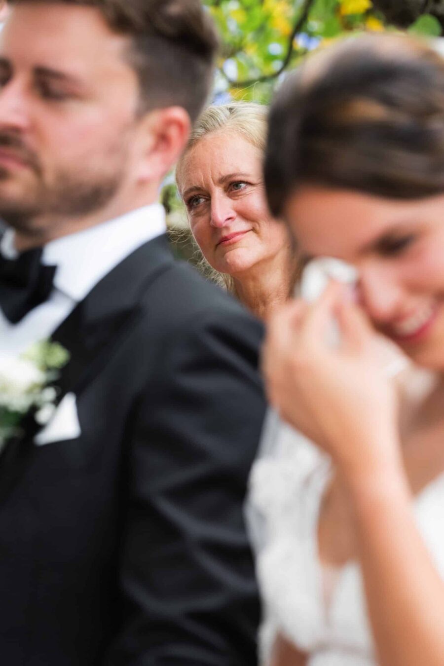 Emotionale Trauung im Freien mit gerührten Gästen
