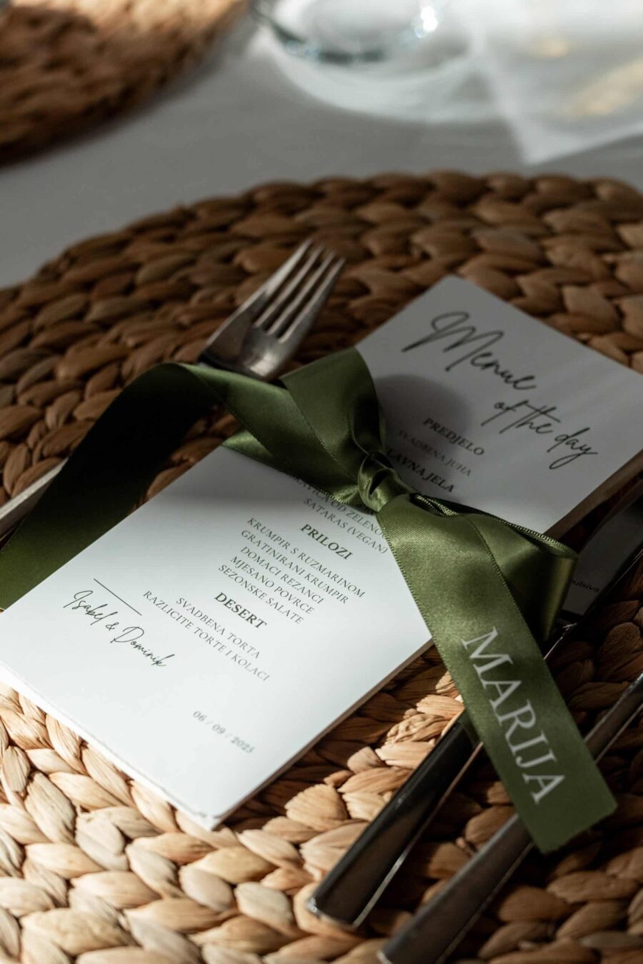Hochzeitsmenü auf Tisch mit grünem Band