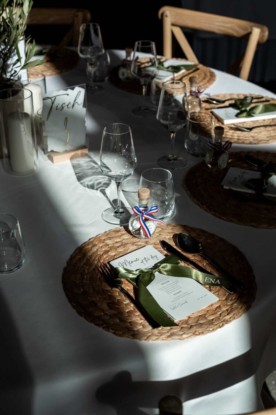 Elegante Tischdeko bei Hochzeitsempfang