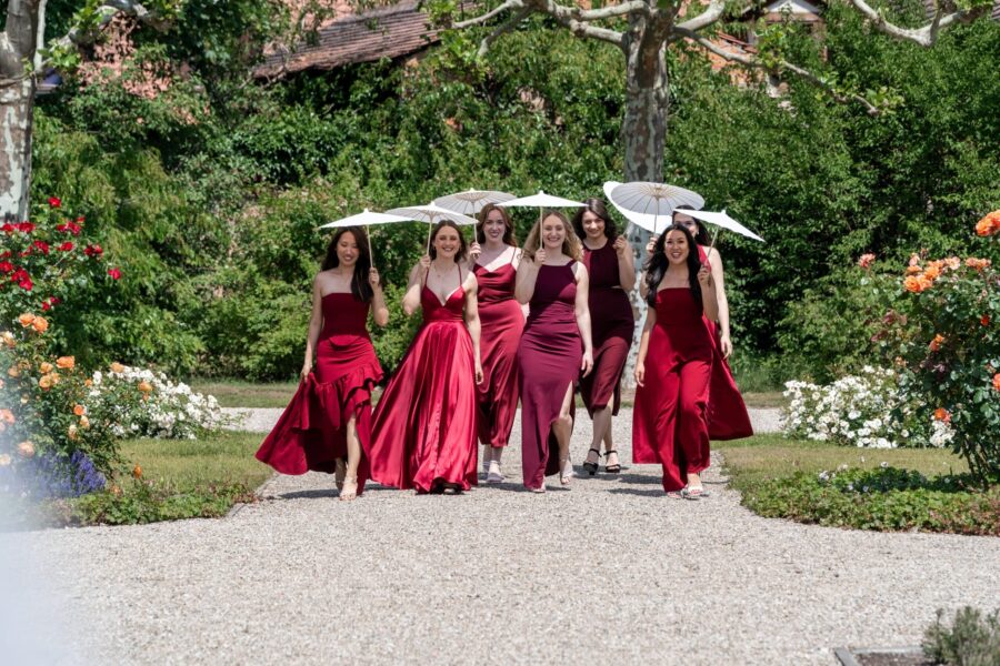 Brautjungfern in roten Kleidern im Garten, Hotel Schindlerhof