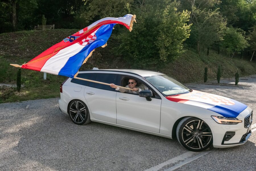 Auto mit kroatischer Flagge auf Hochzeitstour