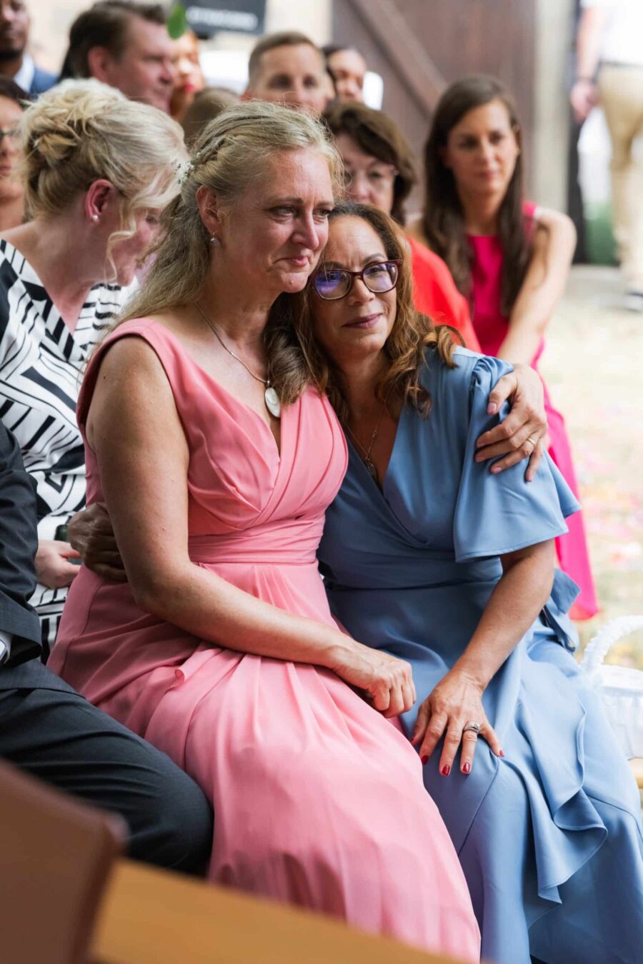 Gäste emotionale Umarmung bei Hochzeitszeremonie