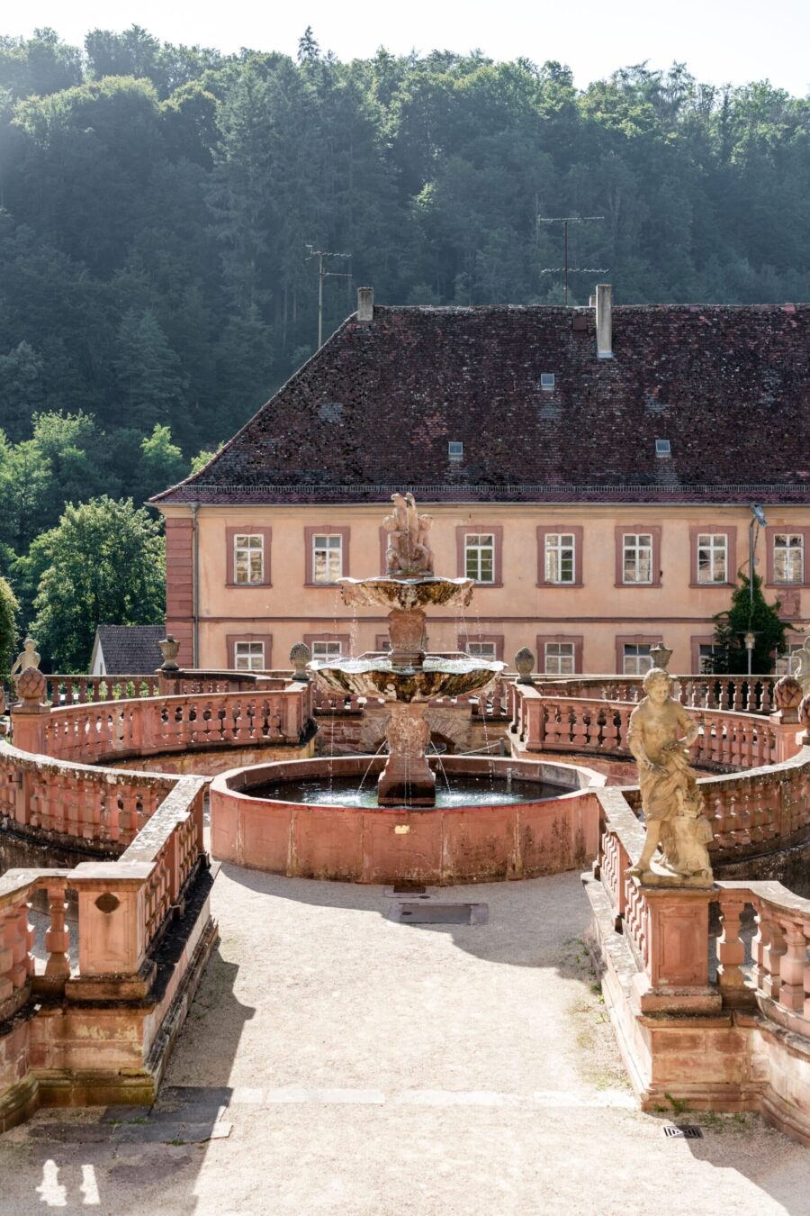 Historischer Brunnen im Schlossgarten.