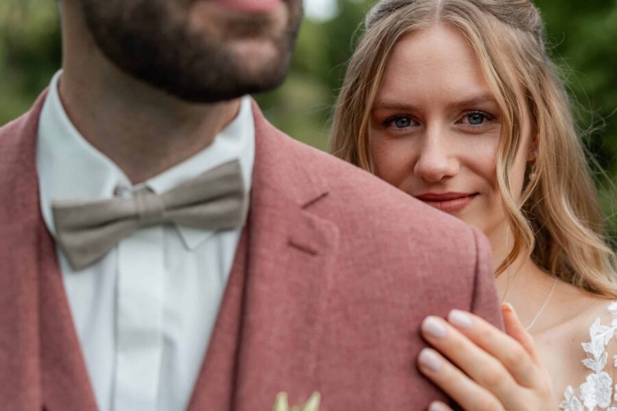 Brautpaar in innigem Moment im Grünen