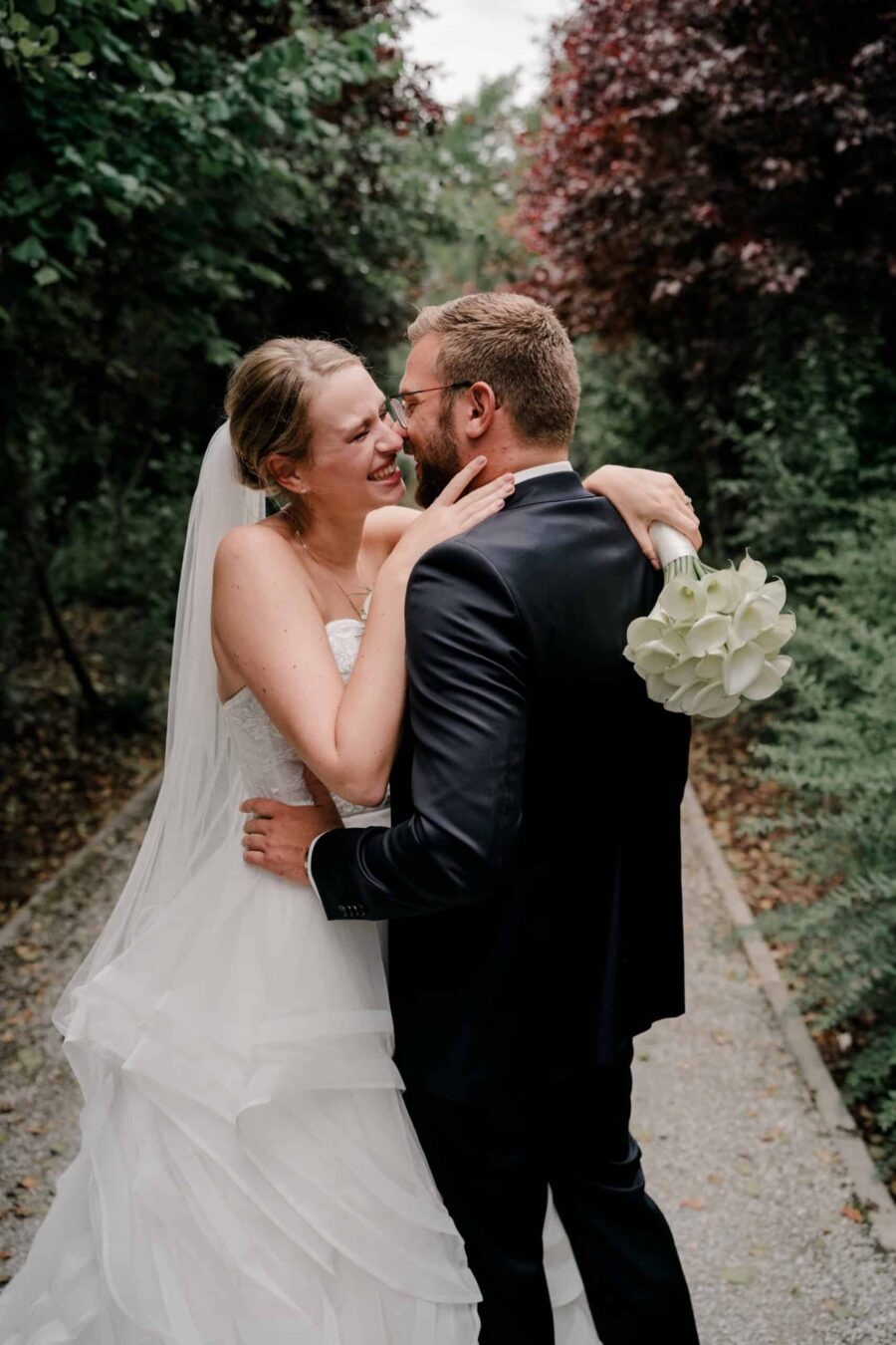 Brautpaar im Garten in Umarmung Brückenbaron