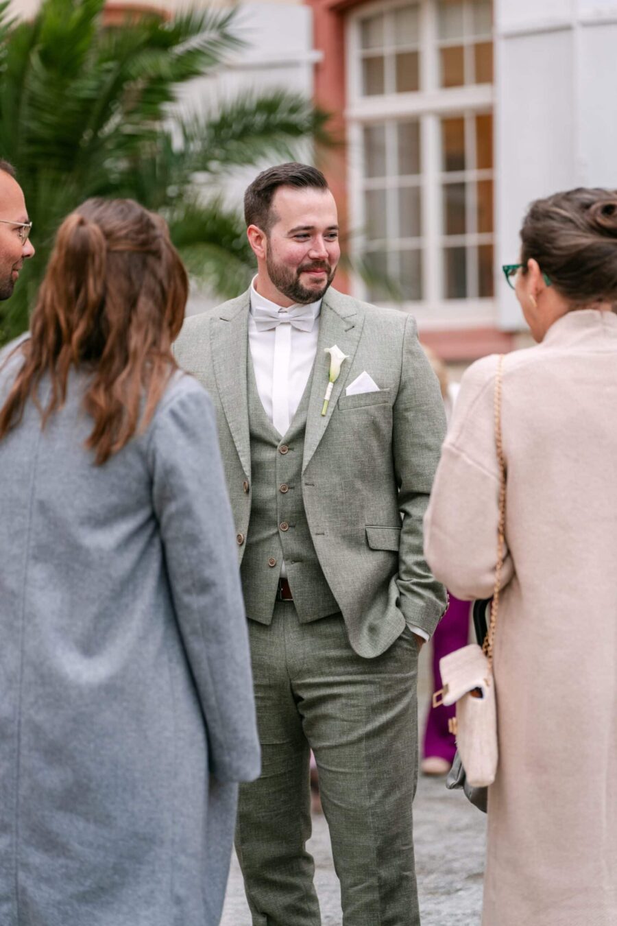 Hochzeit Insel Mainau Bodensee – Heiraten am Bodensee 184 Hochzeitsgäste im Gespräch im Innenhof