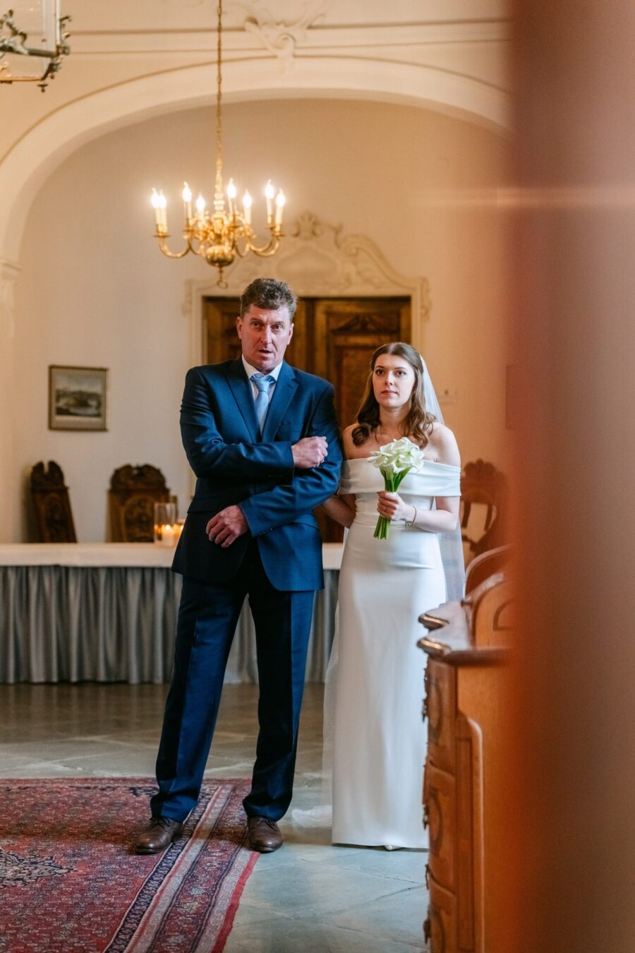Hochzeit Insel Mainau Bodensee – Heiraten am Bodensee 64 Braut mit Begleiter vor Trauung im historischen Saal