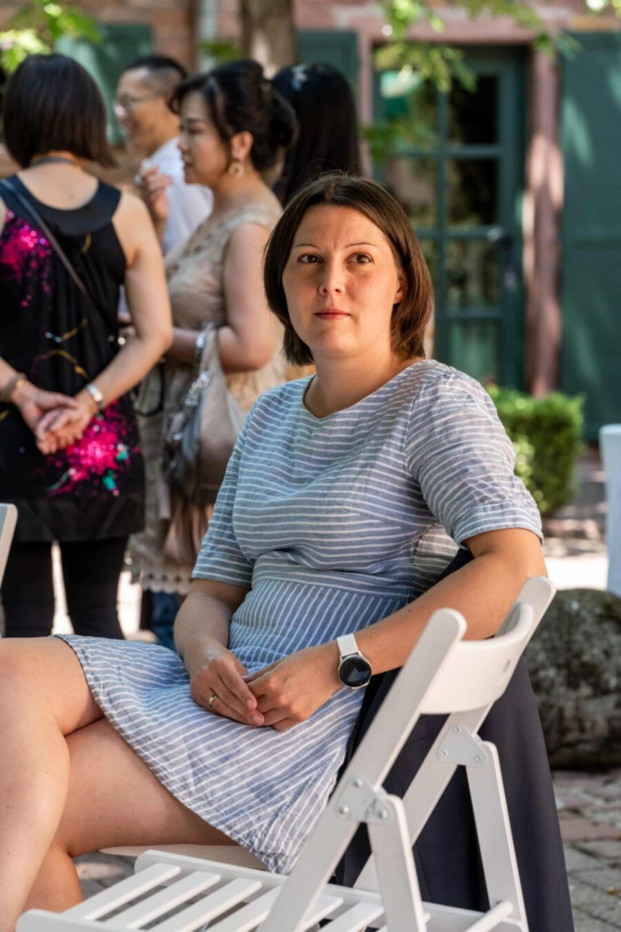 Hochzeitsgäste im Gespräch im Gartenbereich, Hofgut Hünersdorff.