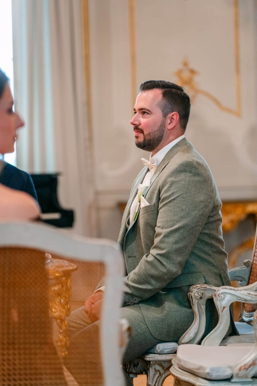 Hochzeit Insel Mainau Bodensee – Heiraten am Bodensee 65 Bräutigam sitzt im barocken Trausaal
