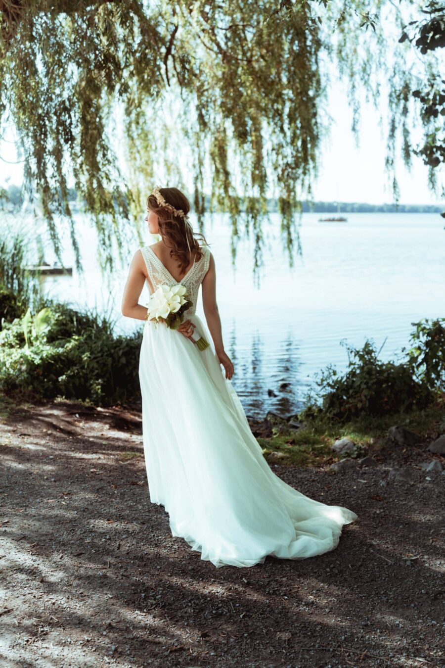 Braut am Seeufer unter Trauerweide