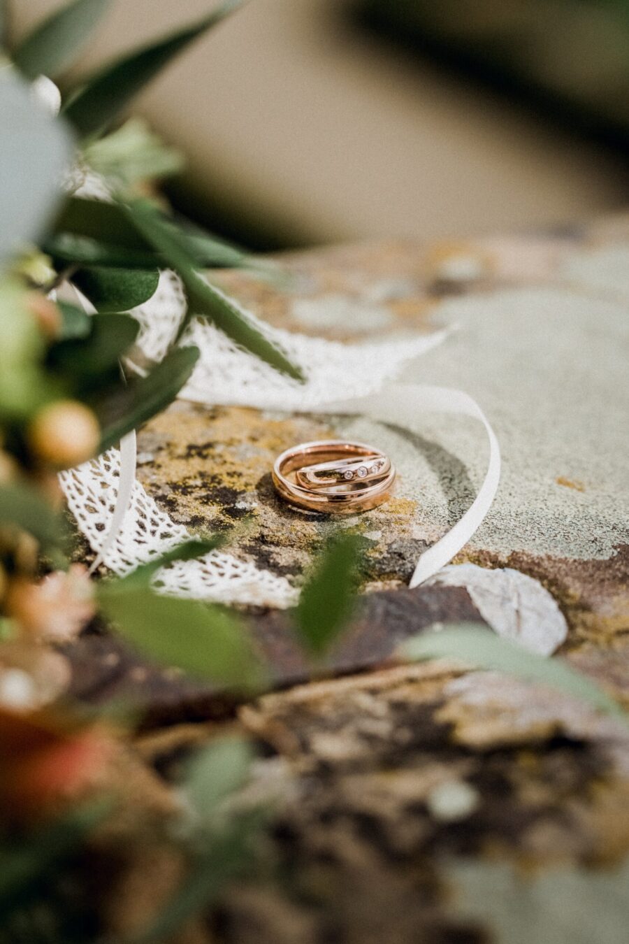 Hochzeitsringe auf dekorativem Untergrund