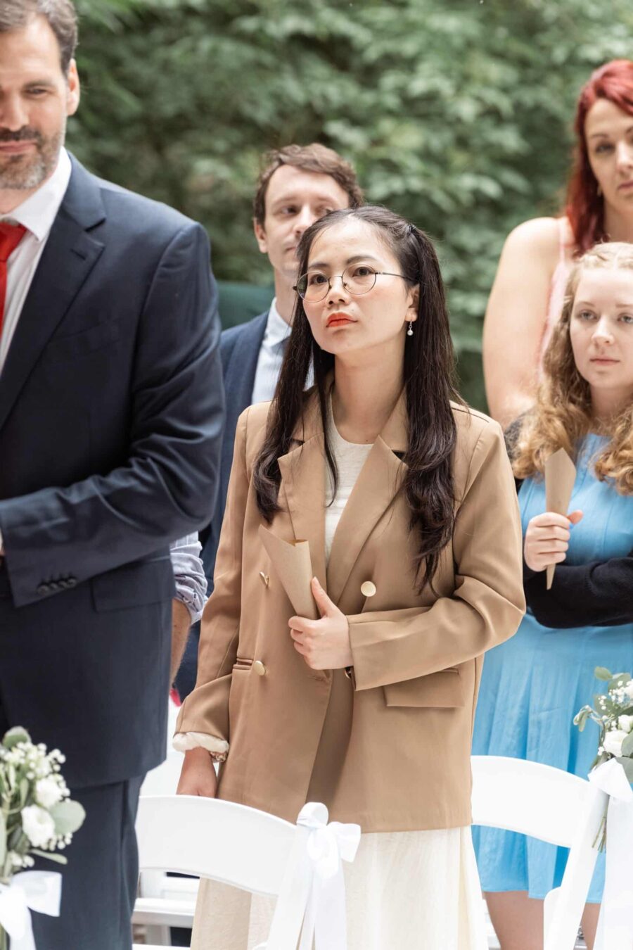 Hochzeitsgäste bei Zeremonie im Freien