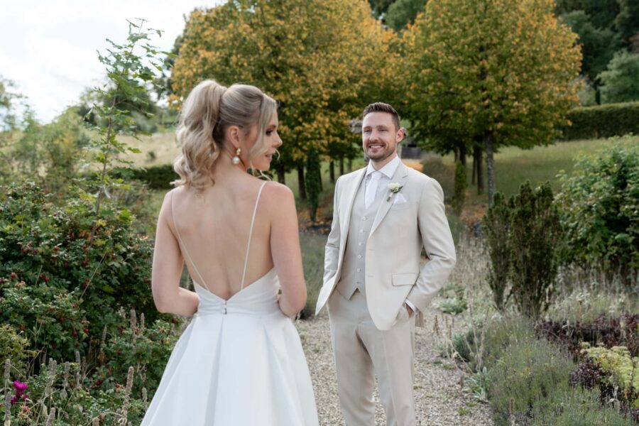 Hochzeit Villa Oriental | Editorial Summer Vibes & Live Cooking 50 Brautpaar im Garten bei Herbsthochzeit