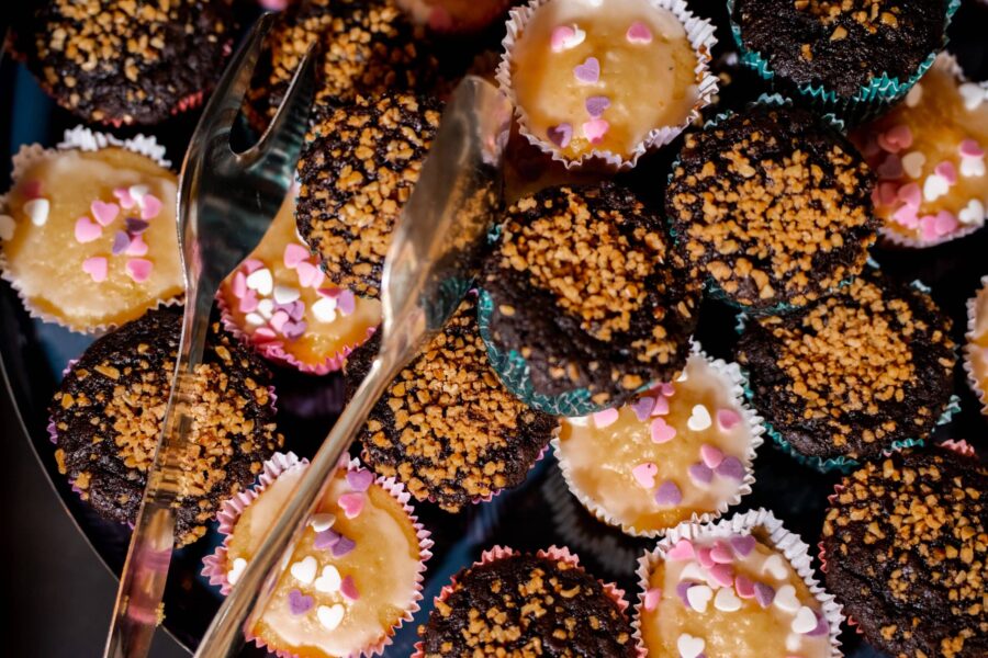 Kuchen mit bunten Herzstreuseln auf Hochzeitsfeier