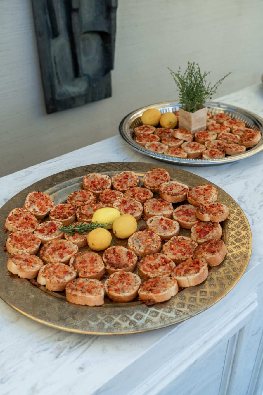 Antipasti auf dekorativen Tabletts mit Zitronengarnitur