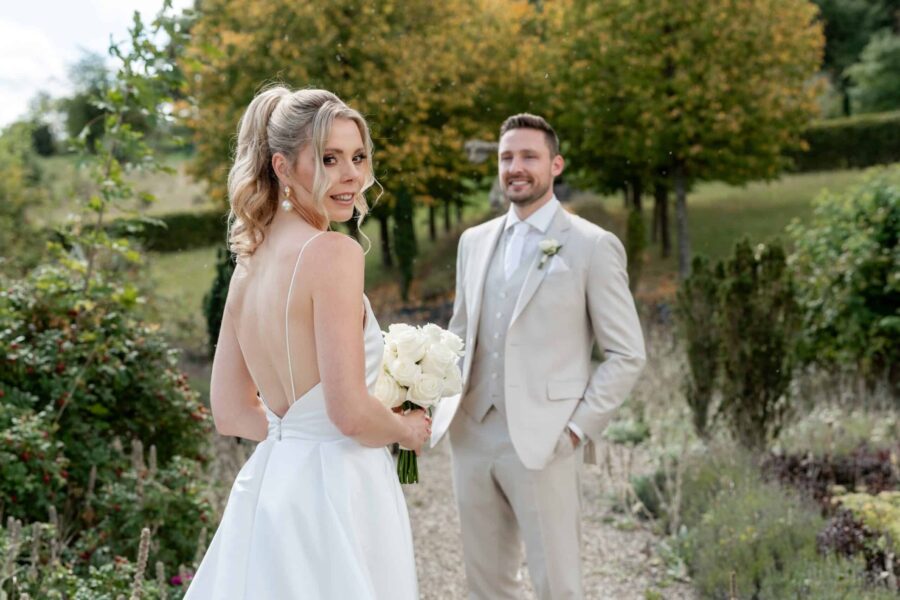 Hochzeit Villa Oriental | Editorial Summer Vibes & Live Cooking 51 Brautpaar im Garten mit Blumenstrauß