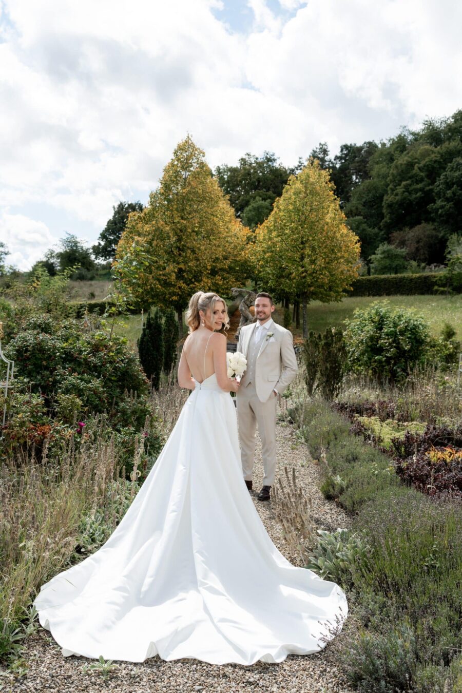 Hochzeit Villa Oriental | Editorial Summer Vibes & Live Cooking 52 Brautpaar im Garten mit Herbstbäumen.