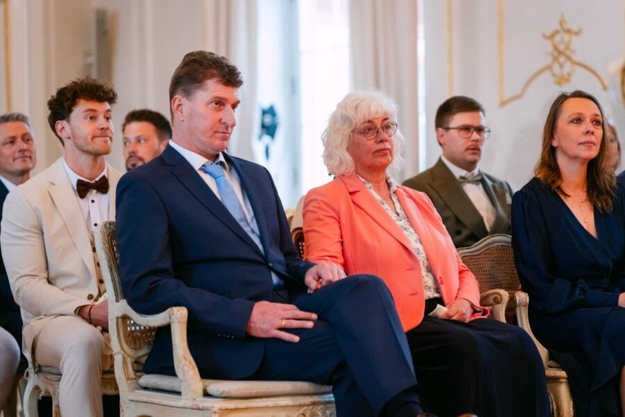 Hochzeit Insel Mainau Bodensee – Heiraten am Bodensee 193 Hochzeitsgäste sitzen bei der Trauung im Festsaal