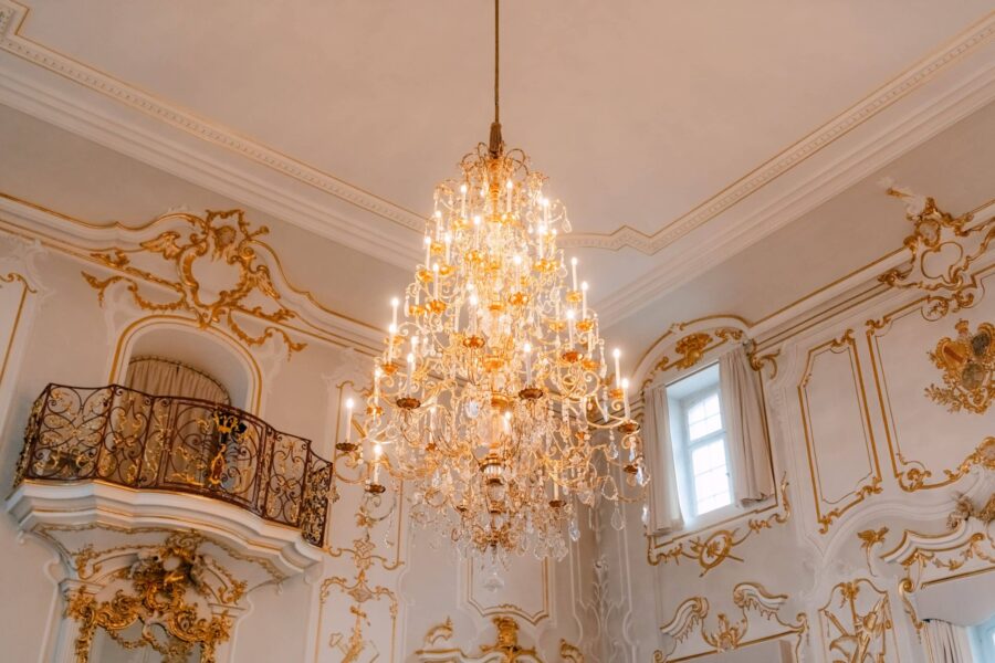 Prunkvoller Kronleuchter im barocken Hochzeitssaal
