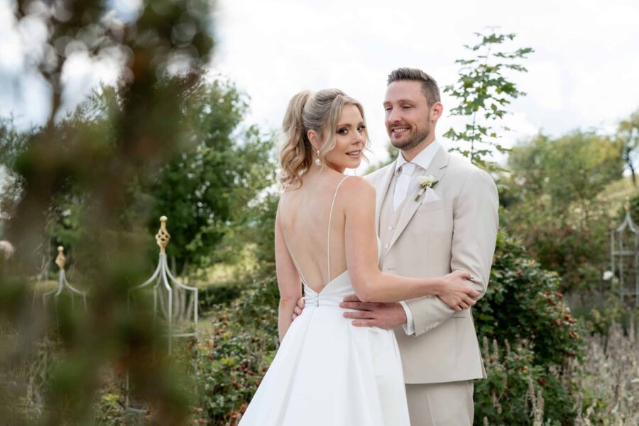 Brautpaar lächelt im Garten bei der Hochzeit