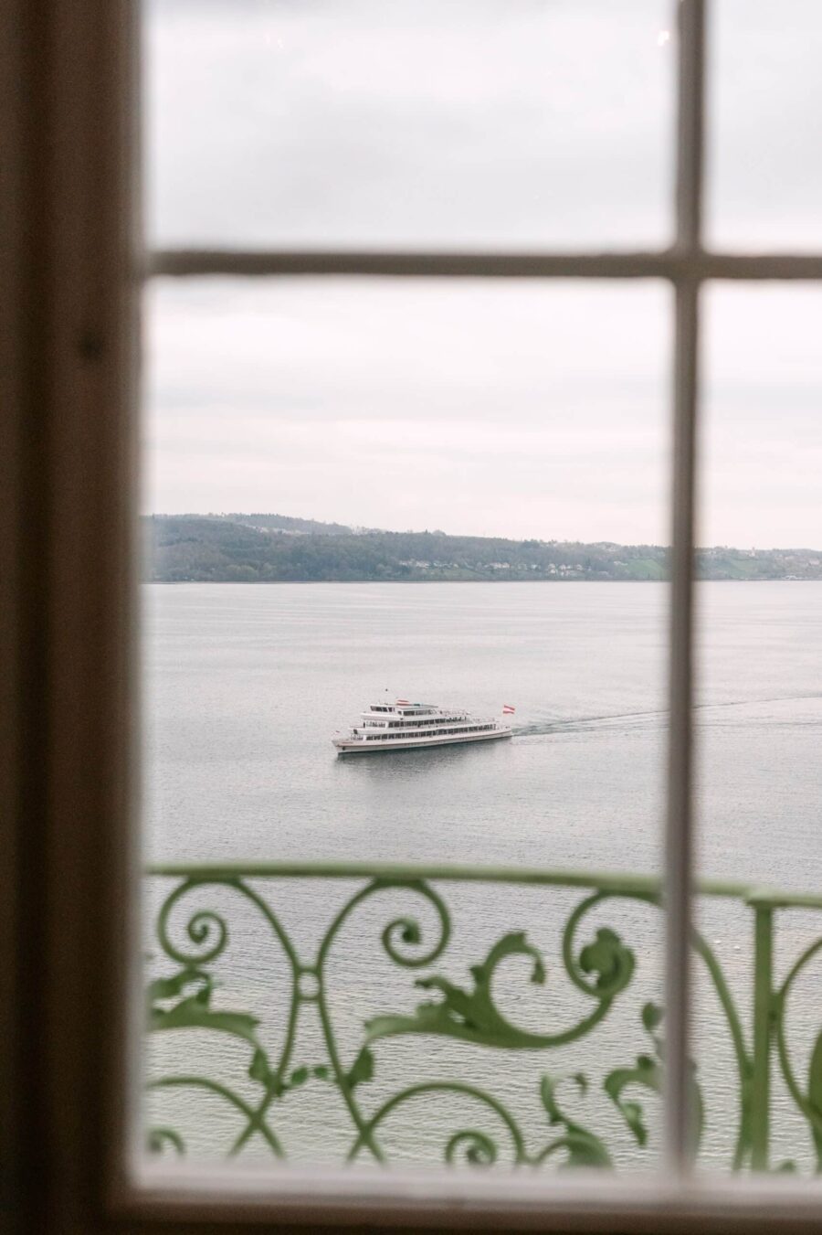 Hochzeitslocation am See, Blick durchs Fenster auf Schiff