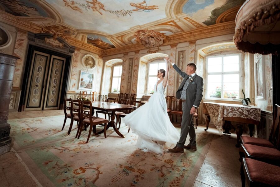 Hochzeitstanz in prunkvollem Ballsaal