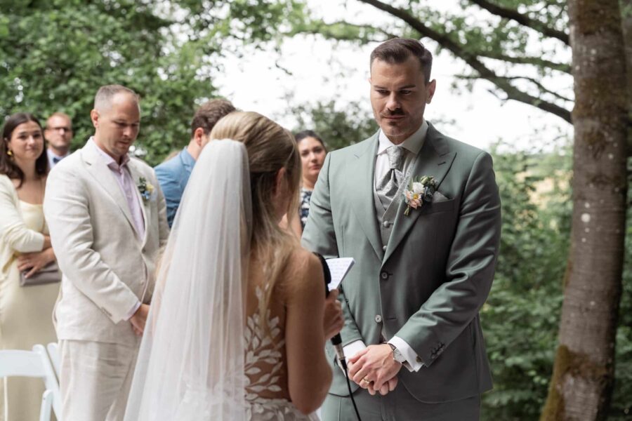 Braut und Bräutigam bei der Trauung im Freien