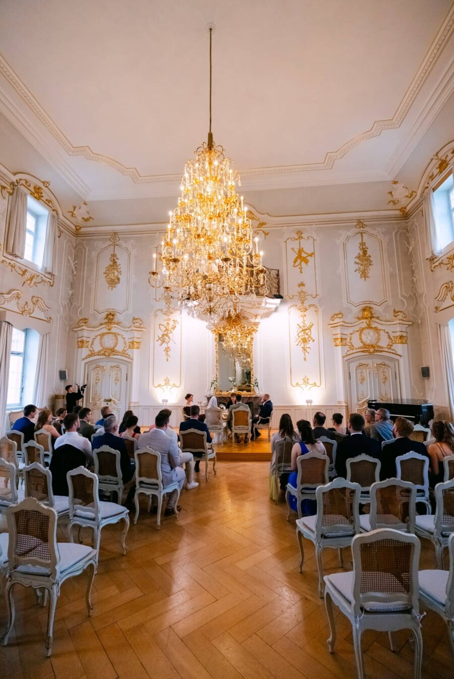 Hochzeitszeremonie im barocken Festsaal mit Kronleuchter