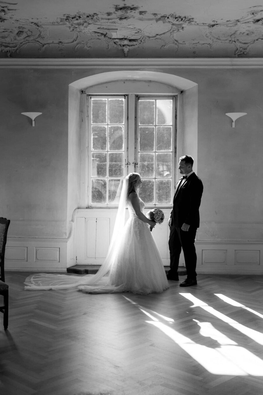 Brautpaar im eleganten, lichtdurchfluteten Saal