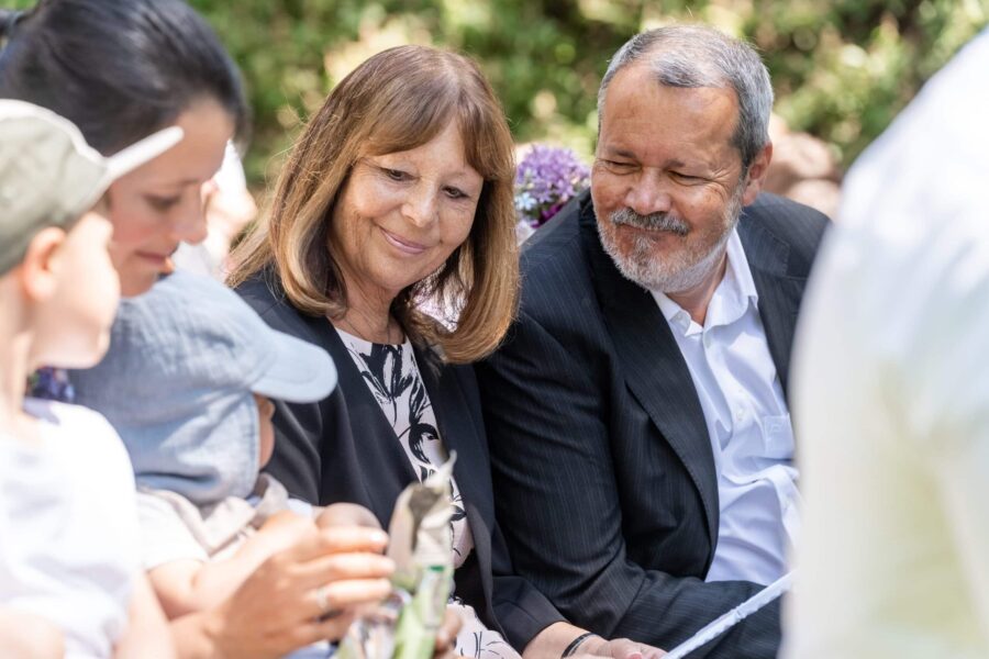 Gäste unterhalten sich im Freien, fröhliche Atmosphäre. Hofgut Hünersdorff