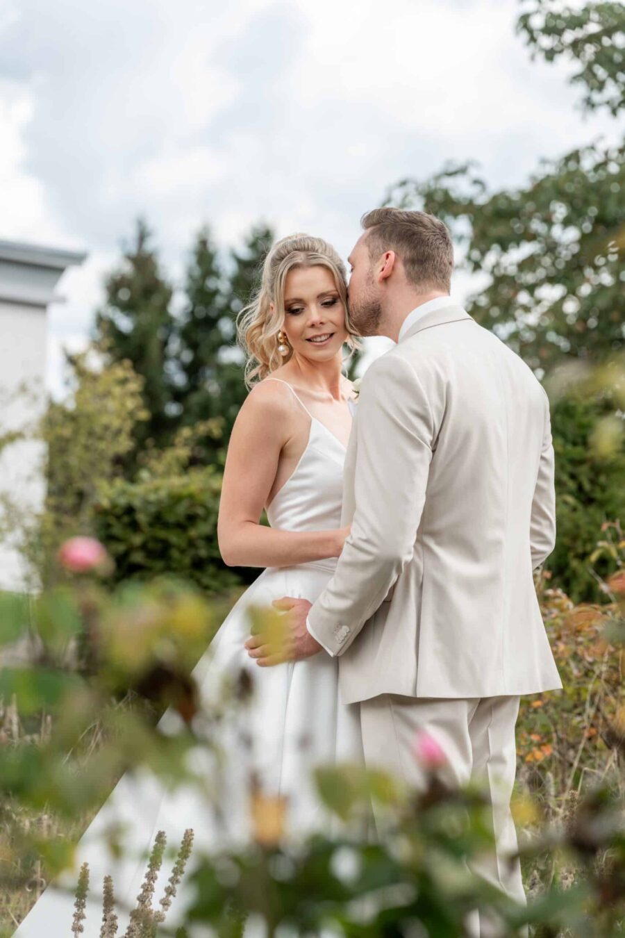 Hochzeit Villa Oriental | Editorial Summer Vibes & Live Cooking 328 Brautpaar im Garten bei der Hochzeit.