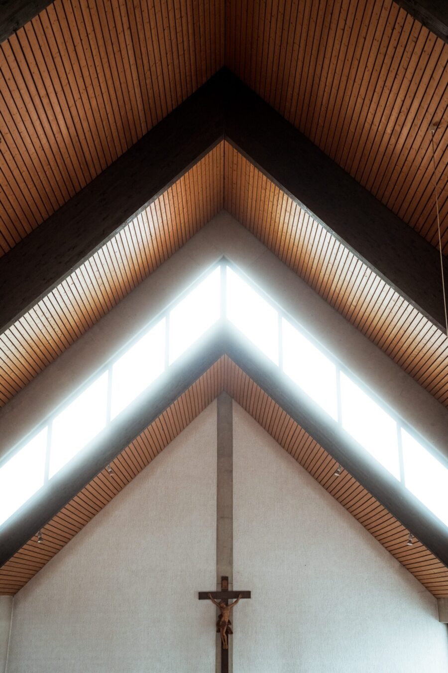 Kirchendecke mit Kreuz im modernen Design