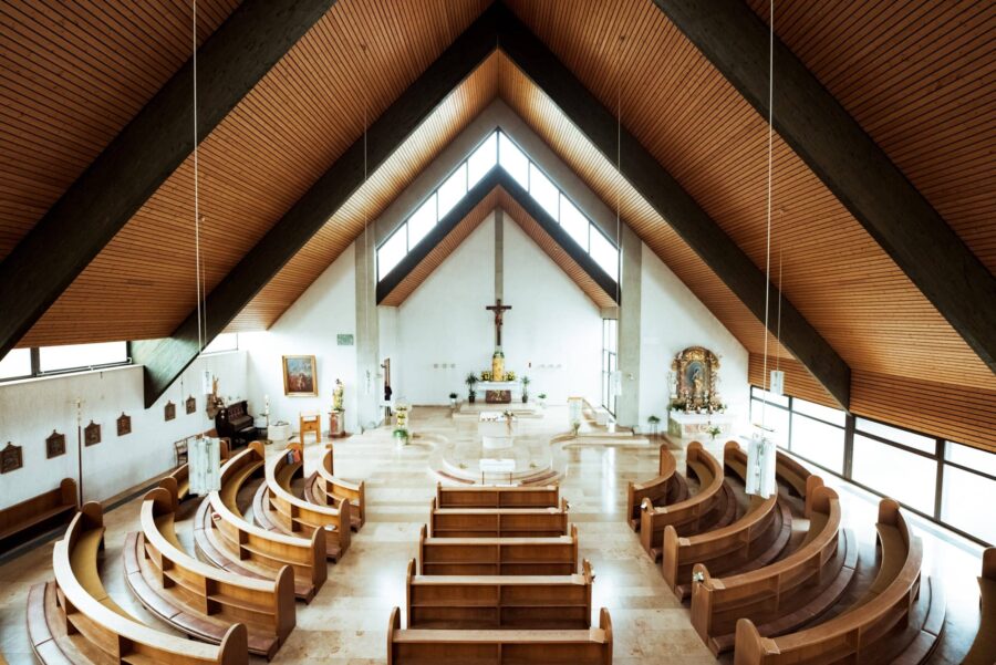 Kircheninterieur mit Altar und Holzbänken