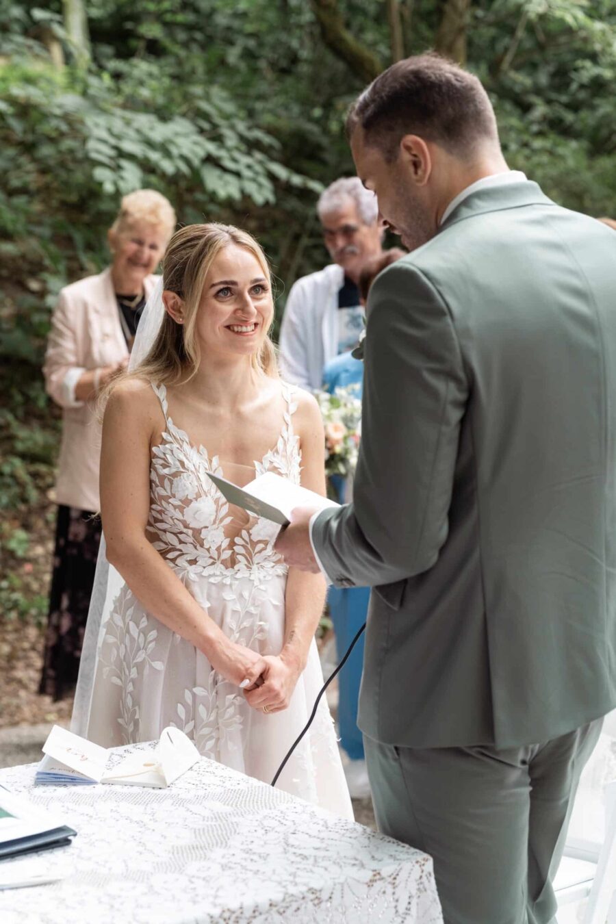 Brautpaar tauscht Gelübde bei Trauung im Freien