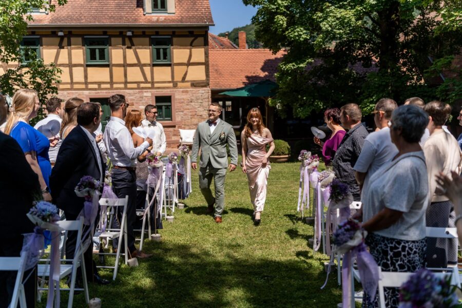 Gartenhochzeit mit gehenden Gästen, sommerliches Ambiente, Hofgut Hünersdorff