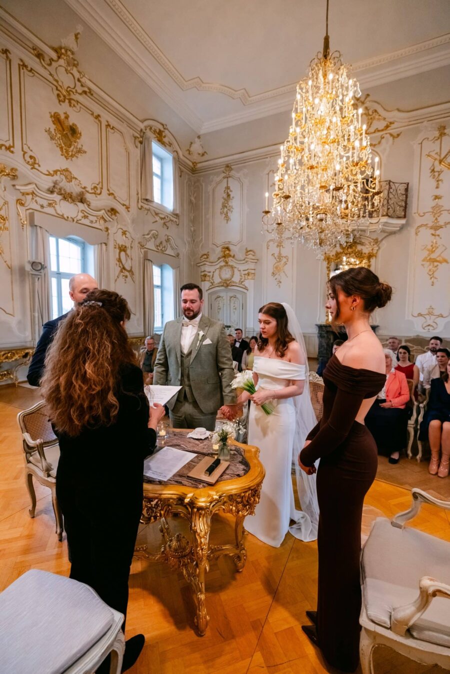 Trauung im barocken Saal mit Brautpaar und Gästen