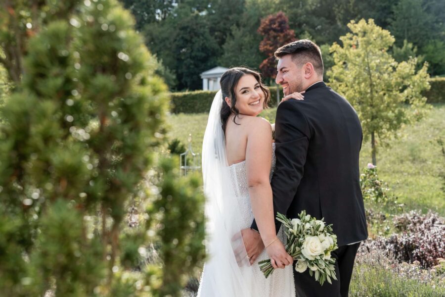 Brautpaar im Garten bei Sonnenschein