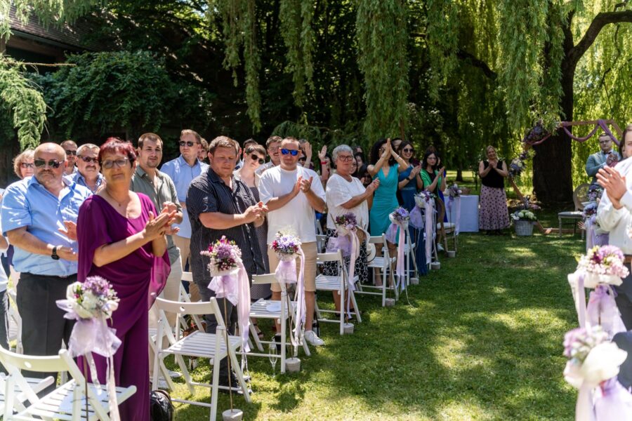Gäste applaudieren bei Trauung im Garten, Hofgut Hünersdorff