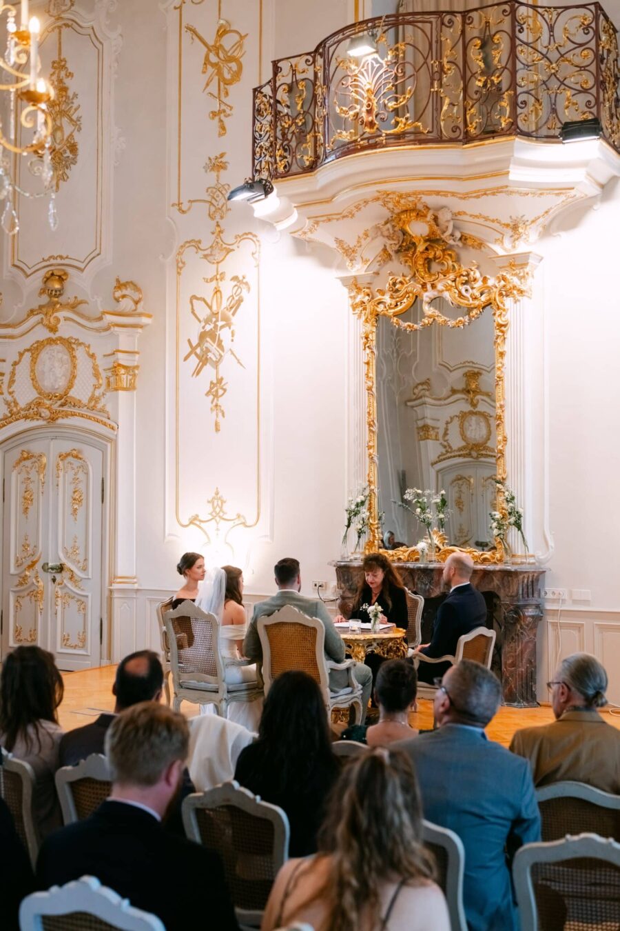 Trauung im prunkvollen Barocksaal mit Brautpaar und Gästen
