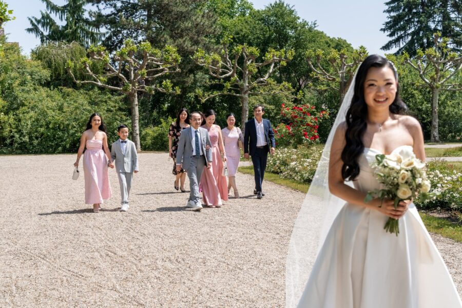 Braut mit Blumenstrauß im Garten, Hotel Schindlerhof