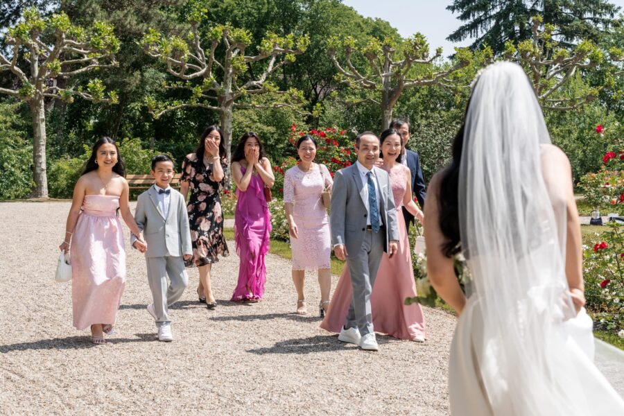 Braut trifft Gäste im Garten, Hotel Schindlerhof
