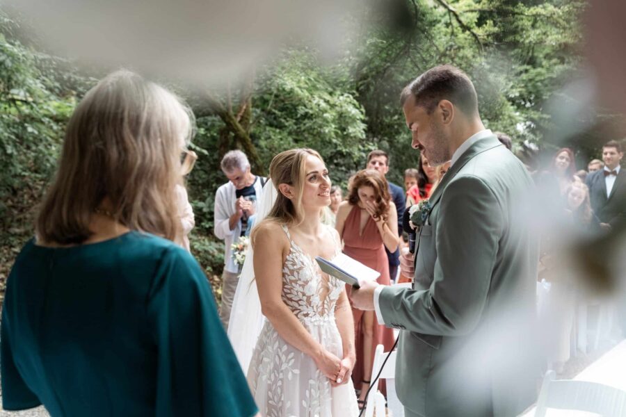 Brautpaar bei Trauzeremonie im Gartenumfeld