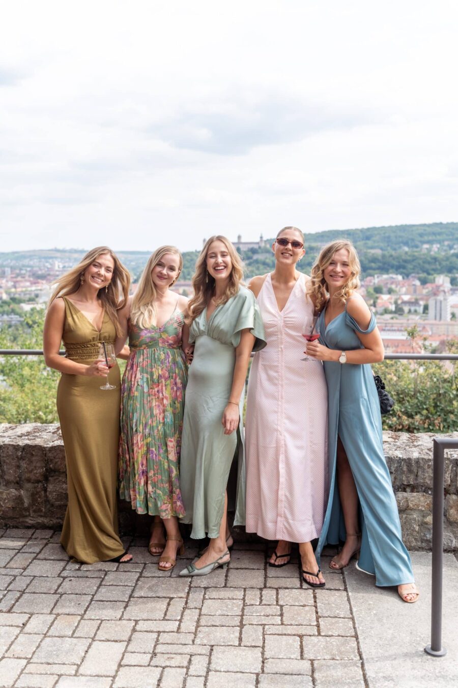 Gäste in eleganter Kleidung mit Stadtblick.