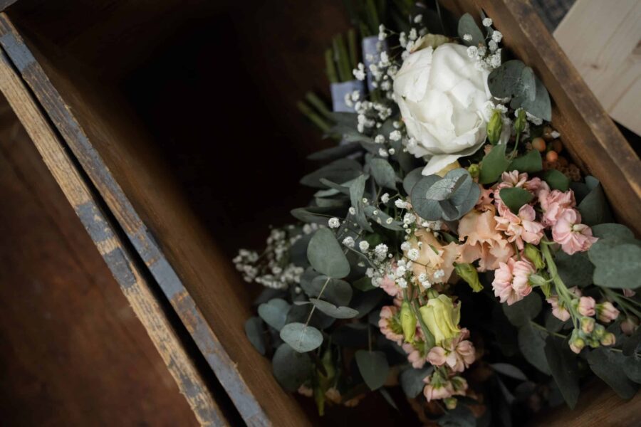 Hochzeitsblumenstrauß in Holzkiste