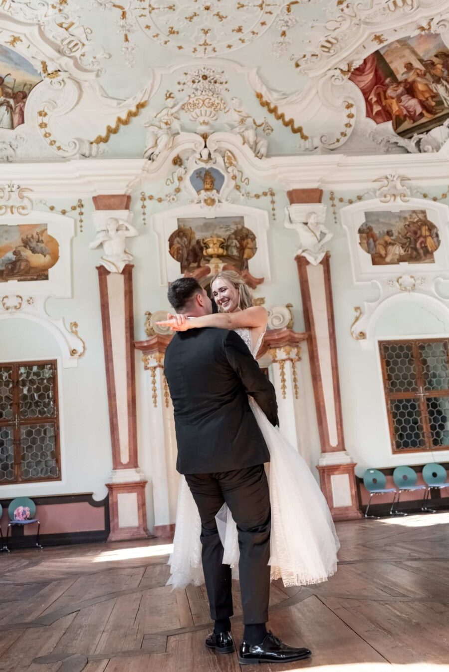 Brautpaar tanzt in prächtigem Festsaal.