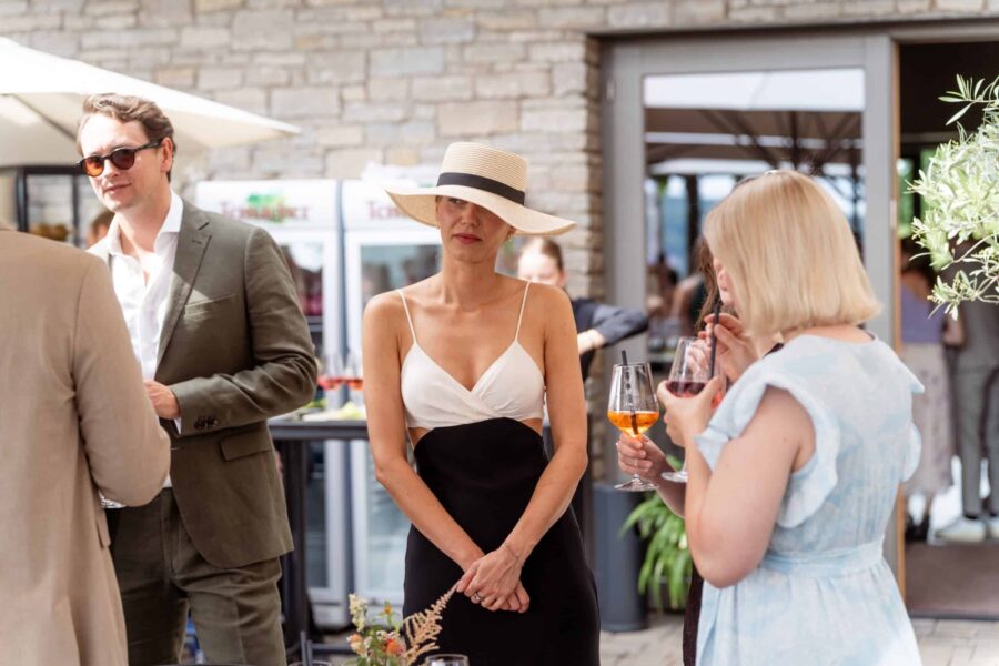 Hochzeit Steinburg Würzburg | Editorial Style & Party | Florian Knusper 26 Hochzeitsgäste genießen ein sommerliches Outdoor-Empfang.