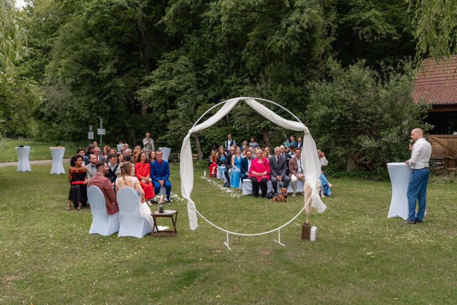 Gartenhochzeit mit Trauung und Gästen im Freien